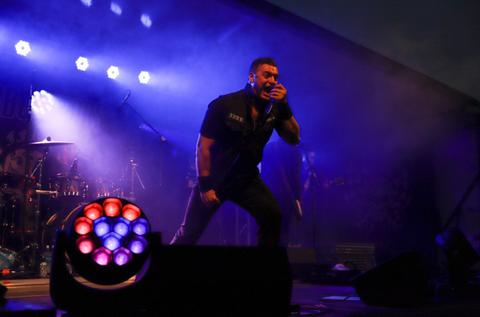 Snow lys på festival